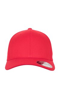 Rode baseballpet met een gestructureerde kroon, gebogen klep en decoratieve stiksels. Heeft een zilveren sticker op de rand.