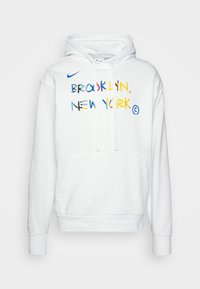 Felpa bianca con cappuccio e lacci, dotata di una tasca frontale a marsupio. Presenta il testo multicolore "BROOKLYN, NEW YORK" in blu, rosso, giallo e nero.