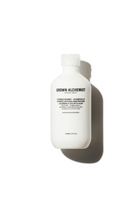 Bottiglia ovale bianca di shampoo con finitura opaca. Testo nero che dettaglia il marchio e gli ingredienti. Contiene 200 ml. Cappuccio rotondo in cima.