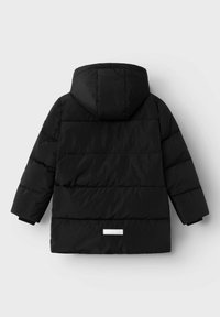 Schwarze Daunenjacke mit Kapuze, gestepptem Design und elastischen Bündchen. Enthält ein silbernes Etikett am hinteren Saum.