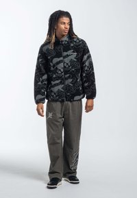 Ed Hardy LOVE KILLS SLOWLY AOP ZIP THRU BORG - Giacca in pile - black