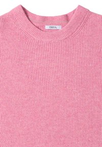 Różowy sweter dzianinowy o prążkowanej teksturze, okrągłym dekolcie i markowej metce "CECIL" na kołnierzu. Wykonany z miękkiego, lekkiego materiału.