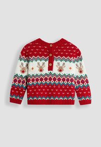 Rød strikket sweater med et cremefarvet mønster med renhind, et farverigt zigzag-design og tre træknapper i nakkestykken bagpå.