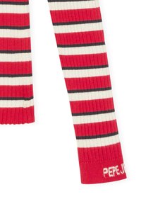 Camiseta de manga larga a rayas rojas y blancas con rayas negras. Textura acanalada, con un detalle de logotipo "PEPE JEANS" en la manga.