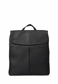 Mochila de cuero negro con una solapa frontal, asa superior y costuras mínimas. Presenta una textura suave y una forma rectangular delgada.