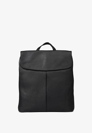 Zwarte leren rugzak met een flap aan de voorkant, een handvat aan de bovenkant en minimale stiksels. Heeft een gladde textuur en een slanke, rechthoekige vorm.