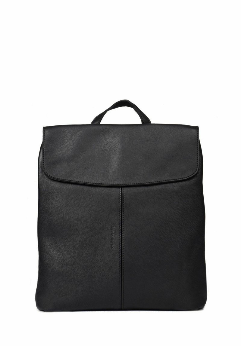 Mochila de cuero negro con una solapa frontal, asa superior y costuras mínimas. Presenta una textura suave y una forma rectangular delgada.