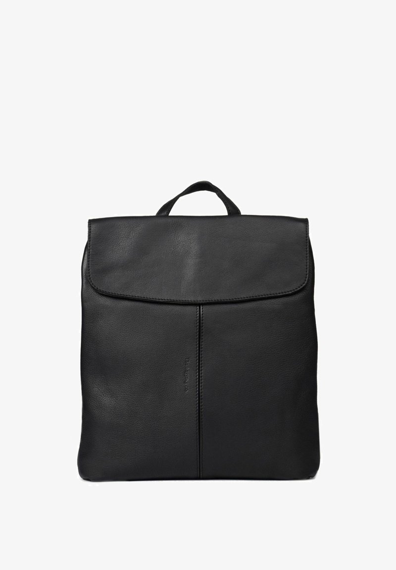 Mochila de cuero negro con una solapa frontal, asa superior y costuras mínimas. Presenta una textura suave y una forma rectangular delgada.