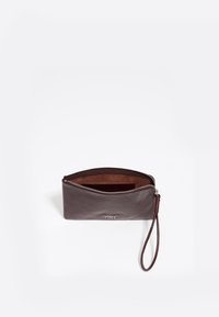 Rjava usnjena torbica z zadrgo, naramnico in gladko teksturo; notranjost je obložena z svetlejšim rjavim materialom, podobnim antilopu.