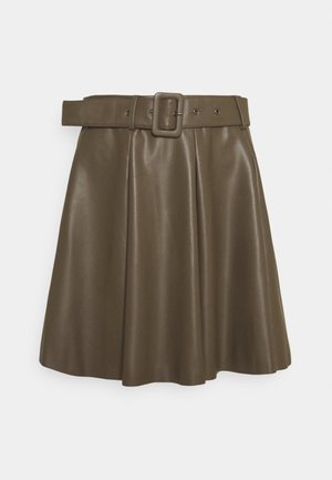 Jupe en faux cuir marron avec une large ceinture et boucle, présentant des plis et une finition lisse, sur fond blanc uni.