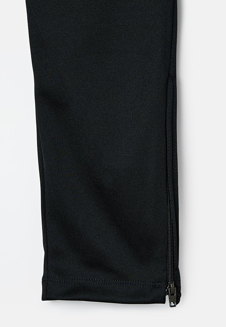 Pantalons de sport noirs avec une texture lisse, dotés d'une fermeture zippée à la cheville pour un ajustement réglable. Design simple, sans motifs ni accents supplémentaires.