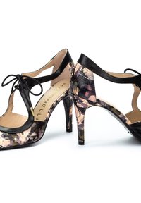 Zapatos de tacón alto con una base de cuero negro y acentos de patrón floral en rosa y morado en los lados, con detalle de cordones.