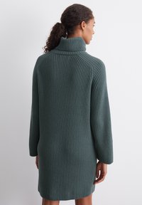 Marc O'Polo MIT ROLLKRAGEN REGULAR AUS SOFTEM MIX - Strickkleid - deep emerald
