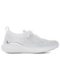 Sneaker bianco in maglia con strass iridescenti, suola spessa e testurizzata, accento sul tallone in argento metallizzato e stile slip-on con lacci.