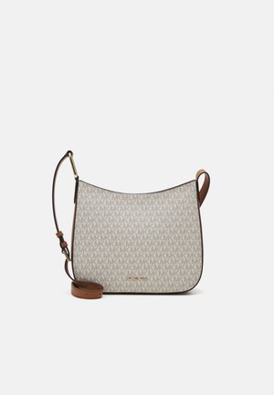 Beżowa torba na ramię Michael Kors z powtarzającym się wzorem logo MK oraz brązowym regulowanym paskiem na ramię, złota plakietka z logo z przodu.