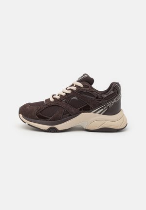 Baskets Michael Kors marron foncé et beige avec textures mêlées en daim et mesh, lacets beiges et semelle épaisse et rembourrée.