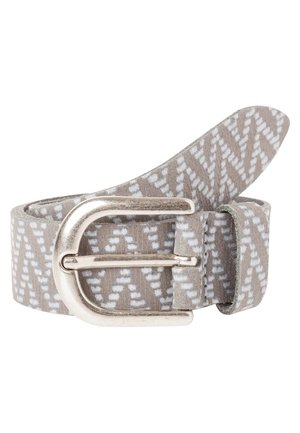 Jasnoszary pasek materiałowy z białym plecionym wzorem w zygzak i srebrną metalową klamrą, zwinięty na białym tle.