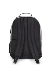 Musta reppu, jossa on harmaa ulkokuori, pehmustettu selkäosa ja olkahihnat sekä yläkahva. Varustettu verkkopuolipatjapussilla sivulla ja vetoketjuilla.