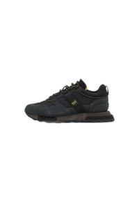 Sneaker sportive nere con un mix di camoscio e rete, con suola testurizzata e dettagli gialli, progettate per comfort e durata.