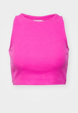 Ružový rebrovaný crop top s vysokým golierom a bezrukávovým dizajnom. Tkanina má hladkú textúru a priliehavý strih.