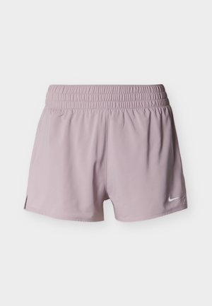 Shorts de sport violet clair avec ceinture élastique et petit logo Nike blanc près de l'ourlet en bas à droite.