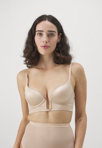 Reggiseno push-up senza ferretto con spalline sottili e regolabili, design anteriore a forma di U, finitura satinata liscia e texture morbida. Culotte a vita alta coordinate.