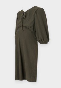 Gravidkjole i mørk olivengrønn med teksturert stoff, korte pufferm, en nøkkelhullsutskjæring og rynkedetalj i livet.