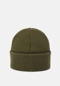 Gorro de punto en verde oliva con textura de canalé, que presenta un dobladillo y una parte superior lisa, hecho de un Material cálido y suave.