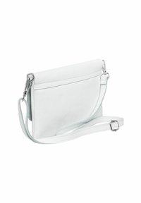Weiße Leder-Crossbody-Tasche mit glatter Textur, rechteckiger Form, silbernen Beschlägen und einem verstellbaren Trageriemen. Verfügt über einen Reißverschluss.