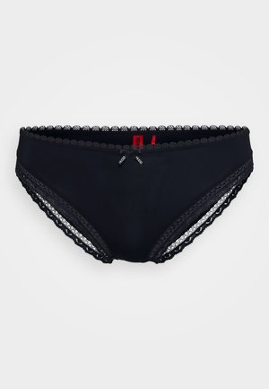 Zwarte slipjes met kantafwerking langs de randen, voorzien van twee kleine labels met de merknaam. Gladde stof, gemiddelde taille hoogte en fijne details.