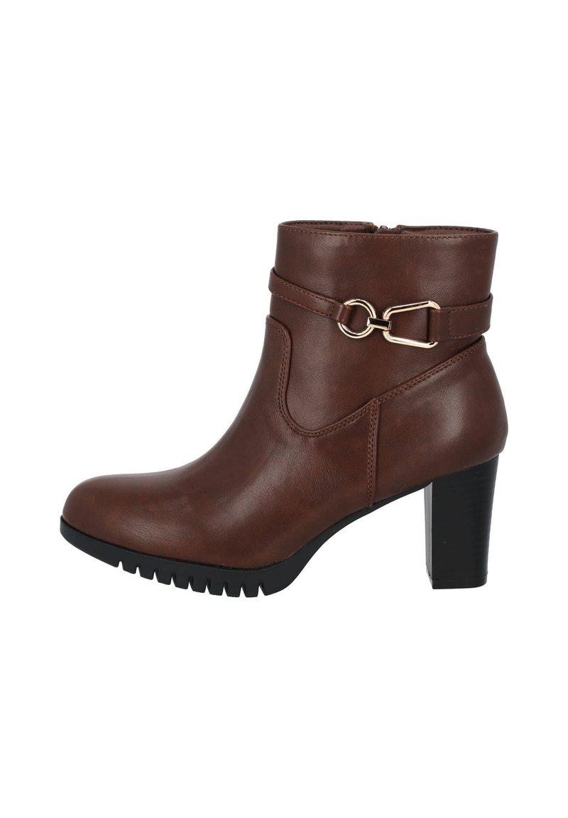 Bota corta de cuero marrón con un acabado suave, cremallera lateral, correa decorativa con herrajes dorados y un tacón grueso negro. Suela texturada.