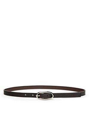 Ceinture fine en cuir marron foncé avec boucle ovale argentée et plusieurs trous d'ajustement, présentée sur fond blanc.