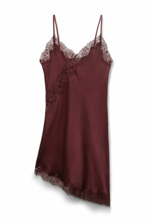 Vinrød satin natkjole med tynde stropper, blonder langs udskæringen, diagonal front og asymmetrisk kant.