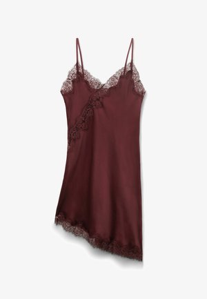Vinrød satin natkjole med tynde stropper, blonder langs udskæringen, diagonal front og asymmetrisk kant.