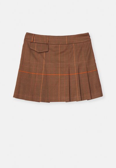 Brun rutete skjørt med plissert design, oransje detaljer og sidelomme. Laget av strukturert materiale med høy midje.