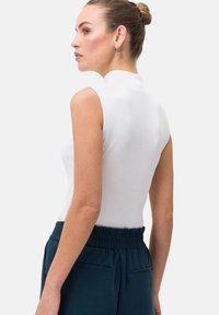 zero MIT STEHKRAGEN - Top - brilliant white