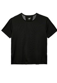 Camiseta negra de manga corta, hecha de una tela ligera, con cuello redondo y cortes laterales para facilitar el movimiento.