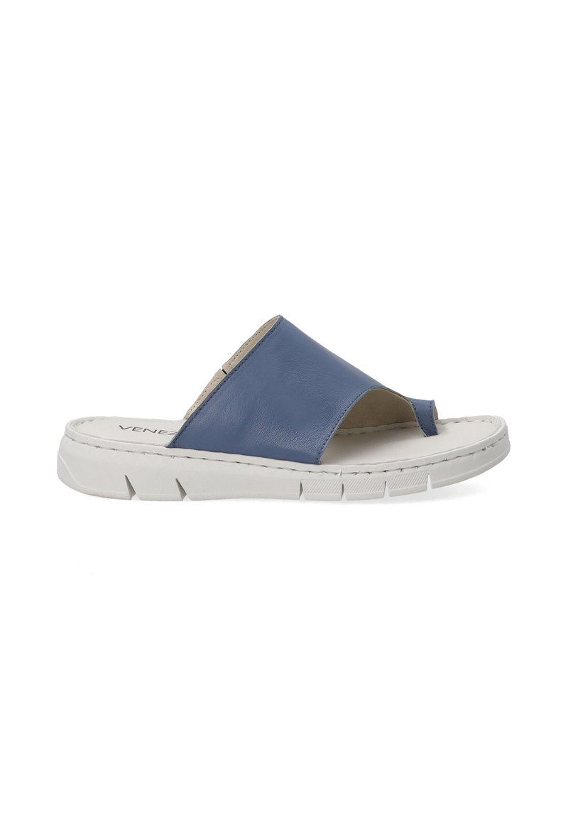 Blaue Leder-Sandale mit offenem Zeh, ausgestattet mit einer weißen strukturierten Sohle und genähten Details entlang der Kanten.