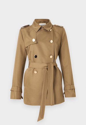 Trench-coat beige avec taille ceinturée, devant croisé, accents dorés, épaulettes et bracelets de manche, fabriqué en tissu lisse.