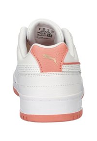 Witte sneaker met een gestructureerde afwerking, roze accenten op de hak en zool, gouden logo detail op de hiel en een gewatteerde schacht voor comfort.