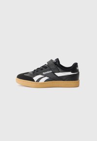 Svartvita Reebok-sneakers med ovandel i mocka och läder, spänne och sula av gummigummi. Klassisk design med logotypdetaljer.