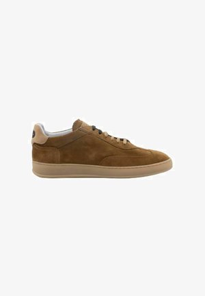 Sneaker in suede marrone basso con suola beige, lacci beige e neri e colletto imbottito alla caviglia visto di lato.