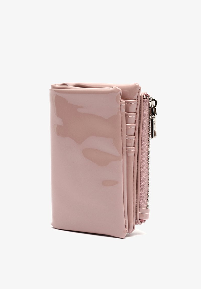 Blizgus rožinis piniginė, pagaminta iš patentuotos medžiagos, su užtrauktuku, keliais kortelių laikikliais ir elegantiška stačiakampio forma.