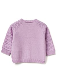 Fialový pletený svetr s raglánovými rukávy, který má na rukávech texturovaný kabelkový vzor a žebrované manžety a lem.