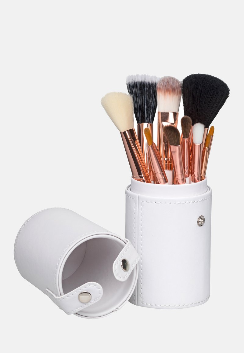 Porta pennelli cilindrico bianco con chiusura a scatto, contenente vari pennelli per il trucco con manici in metallo color oro rosa e setole di diversi tipi.