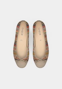 Μπαλαρίνα παπούτσια με επάνω μέρος πολύχρωμο, υφαντό, διακοσμημένο με ζιγκ-ζαγκ σχέδια, στρογγυλεμένη μύτη και λεπτομέρεια φιόγκου στο μπροστινό μέρος. Ελαφρύ και καλοκαιρινό σχέδιο.