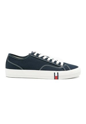 Zapatilla de lona azul marino de corte bajo con cordones blancos, suela de goma blanca y logo de Tommy Jeans en el lateral de la suela.