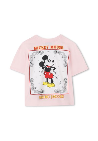 Różowa koszulka z dużym nadrukiem Myszki Miki w czerwonych szortach i żółtych butach, z napisem "Mickey Mouse" i "Marc Jacobs" powyżej i poniżej.