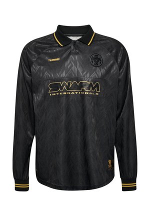Camisola desportiva de manga longa preta com padrão geométrico subtil, gola preta com riscas amarelas, logótipo do patrocinador "SWARM INTERNATIONALS" em dourado.