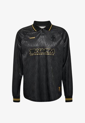 Jersey deportivo de manga larga negro con un sutil patrón geométrico, cuello negro con rayas amarillas, logo del patrocinador "SWARM INTERNATIONALS" en dorado.
